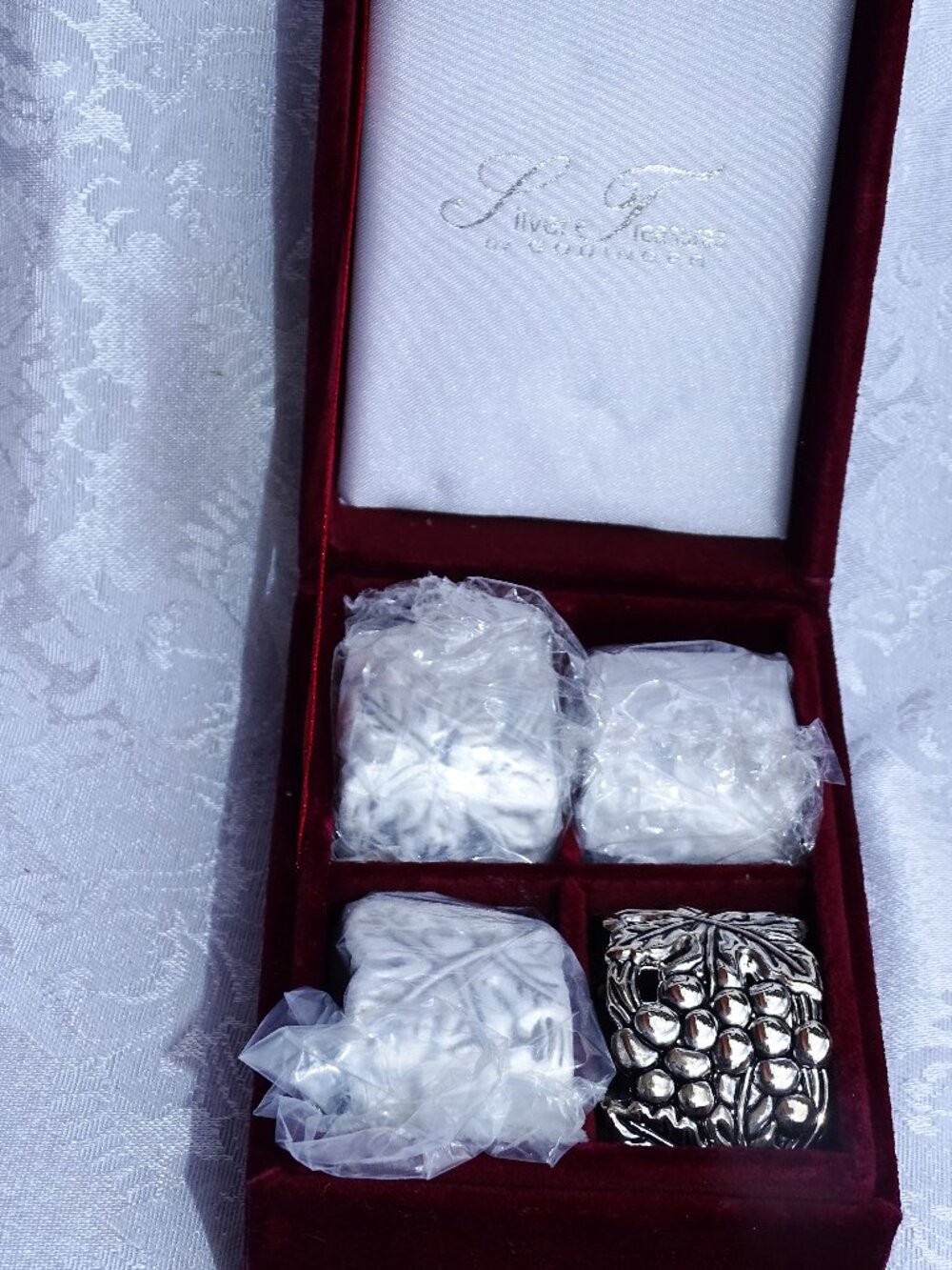 Godinger Silver Treasures Grape Pattern Napkin Rings Set of 4 New